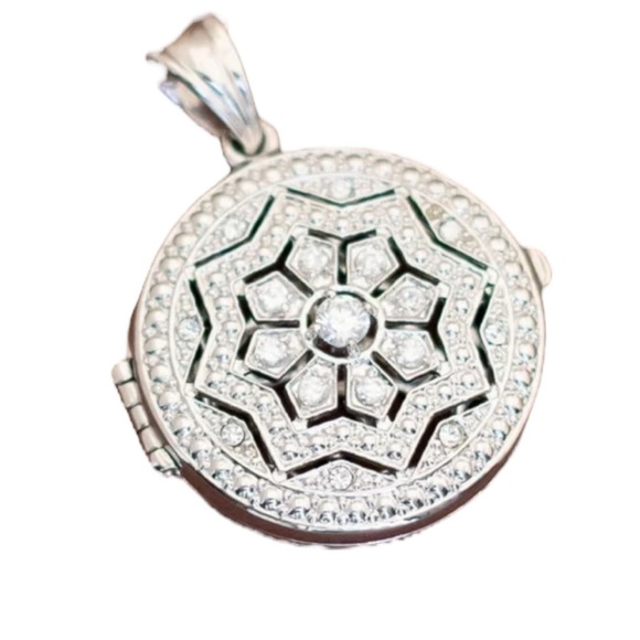 Vintage Avon Art Noveau Silvertone Locket Necklsce Pendant - Picture 1 of 5